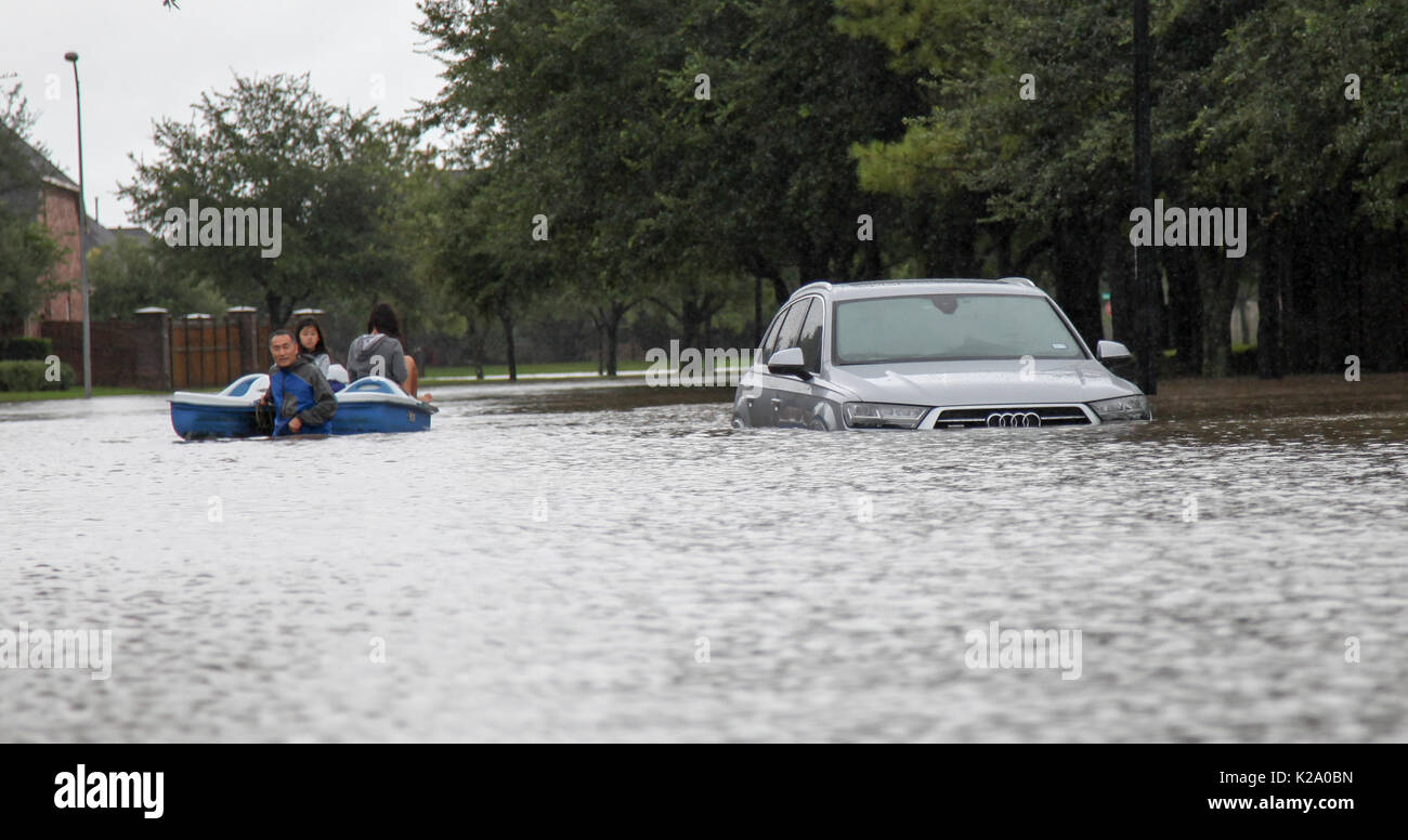 Houston, Texas, Stati Uniti d'America. 29 Agosto, 2017. I residenti di Katy è Grande Lakes galleggiante da un auto abbandonate durante lo sforzo di soccorso dall uragano Harvey a Houston, TX. Credito: Cal Sport Media/Alamy Live News Foto Stock