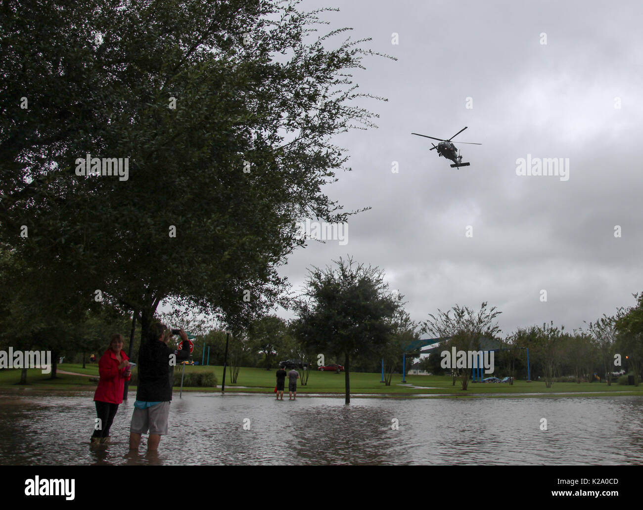 Houston, Texas, Stati Uniti d'America. 29 Agosto, 2017. Un Texas National Guard aleggia in elicottero sopra la testa durante le operazioni di soccorso a Katy Grande Lakes durante l uragano Harvey a Houston, TX. Credito: Cal Sport Media/Alamy Live News Foto Stock