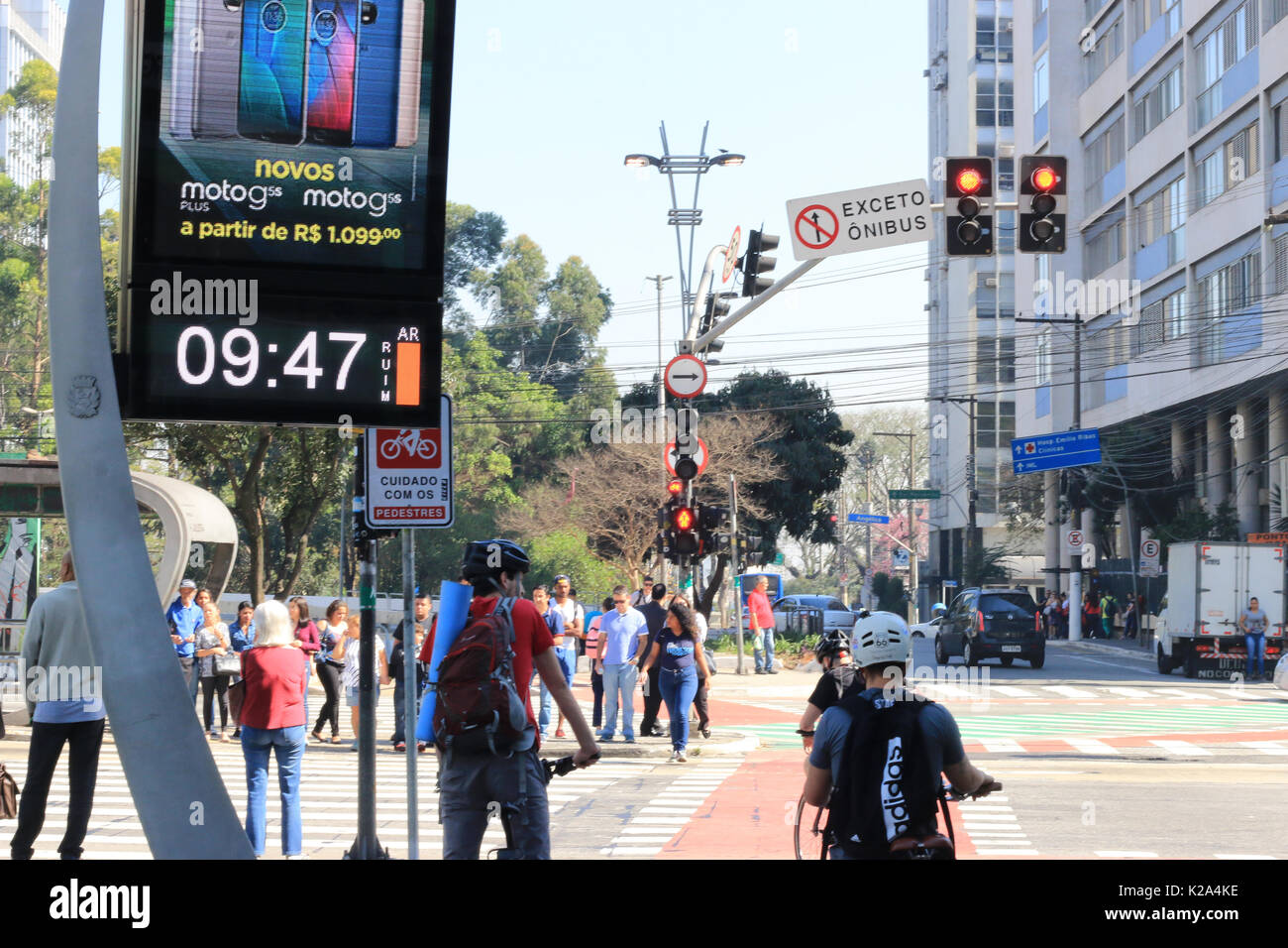 SÃO PAULO, SP - 30.08.2017: SCARSA QUALITÀ DELL'ARIA IN SÃO PAULO - qualità dell'aria è considerato essere poveri in São Paulo, nella regione di Avenida Paulista. Tutta la popolazione può presentare sintomi come tosse secca, stanchezza e bruciore agli occhi, naso e gola. Le persone in gruppi sensibili (bambini, anziani e persone con insufficienza respiratoria e la malattia di cuore) può avere più gravi effetti sulla salute. (Foto: Valdir de Oliveira/Fotoarena) Foto Stock