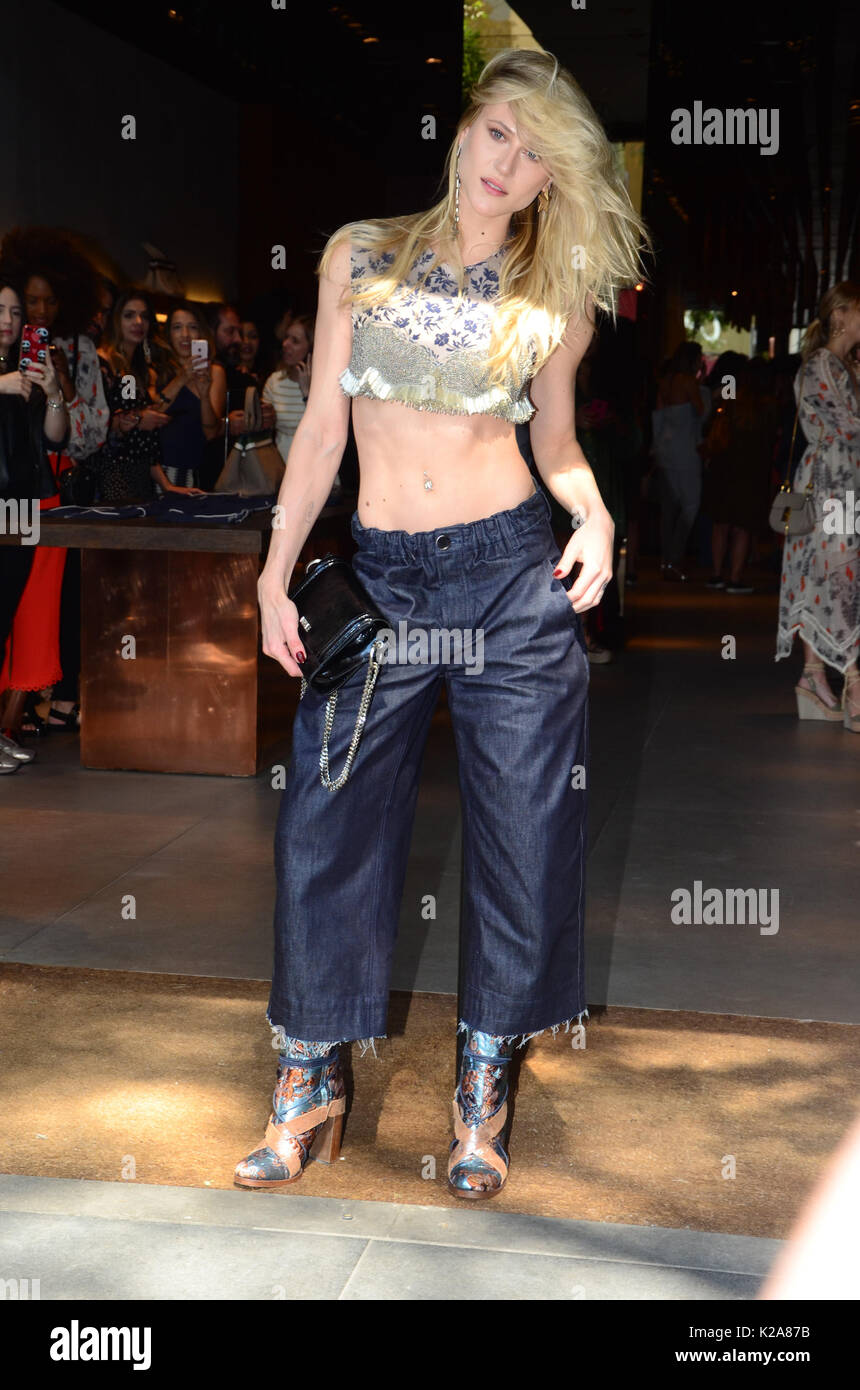 SAO PAULO, Brasile - 30 agosto: il modello Alice Kuzman è visto nella sfilata di moda Animale pista di SPFW N44 Inverno 2018 a Sao Paulo, Brasile. Agosto 30, 2017. (Foto: Eduardo Martins/BRASILE PHOTO PRESS) Credito: Brasile Photo Press/Alamy Live News Foto Stock