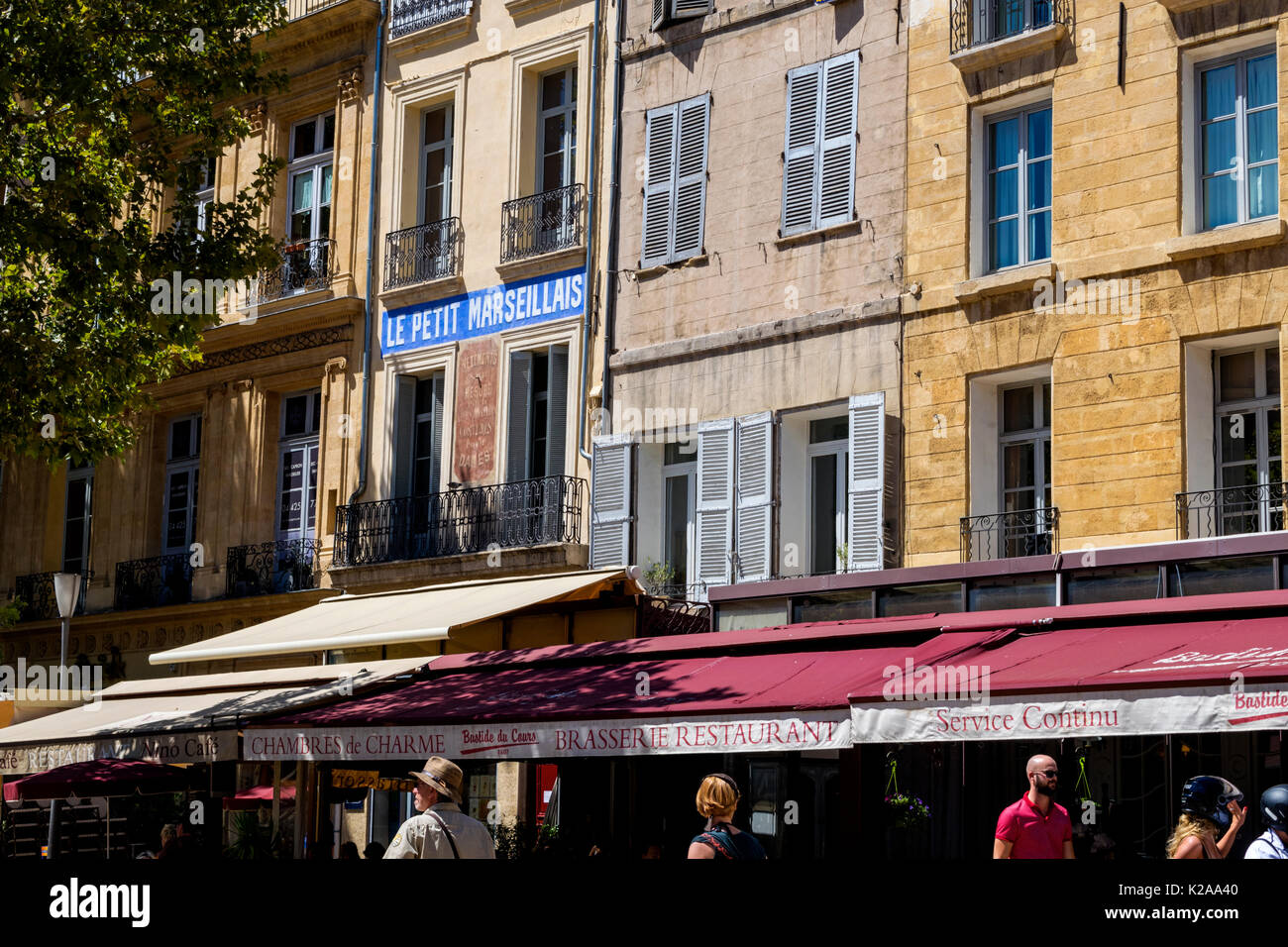 Aix-en-Provence, Provence-Alpes-Côte d'Azur, regione a sud della Francia. Architettura, brasserie e cafe bar ristoranti. Cours Mirabeau. Foto Stock