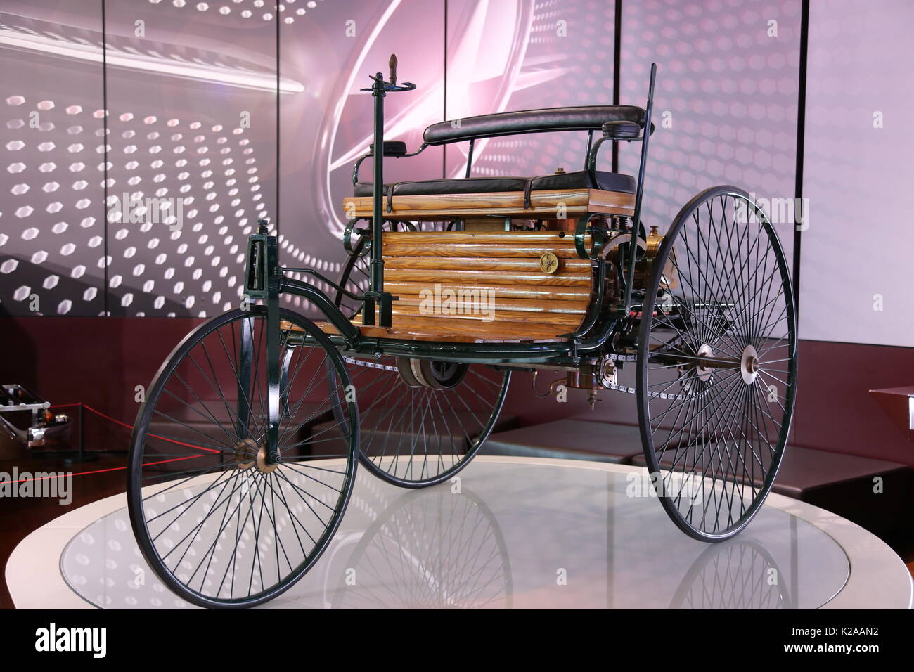 Benz Patent Motor Car modello 1 (1886), Mercedes-Benz World, Brooklands, Weybridge, Surrey, Inghilterra, Gran Bretagna, Regno Unito, Regno Unito, Europa Foto Stock