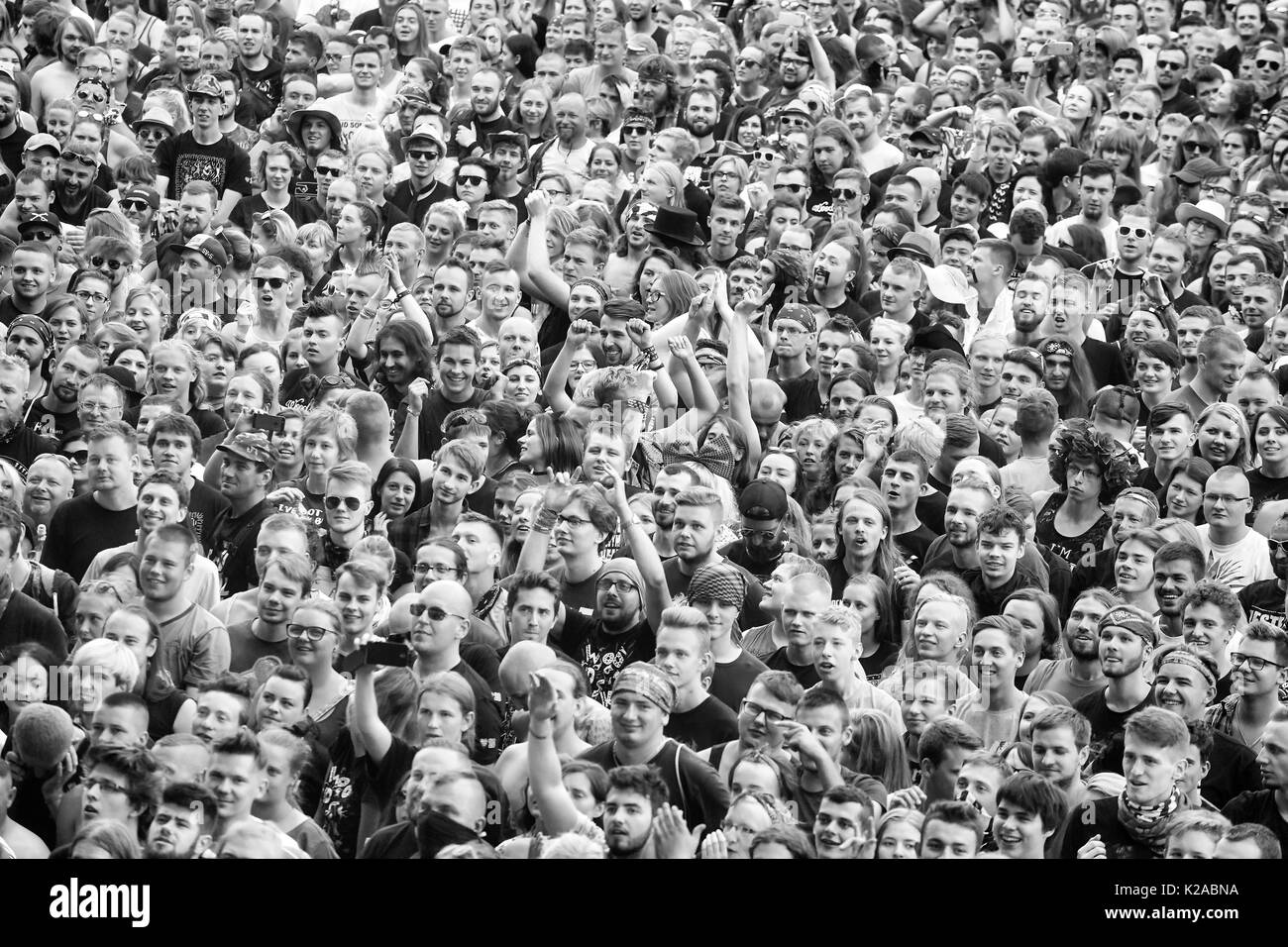Kostrzyn, Polonia - 05 agosto 2017: applaudire la folla ad un concerto in occasione del XXIII Festival di Woodstock in Polonia. Foto Stock