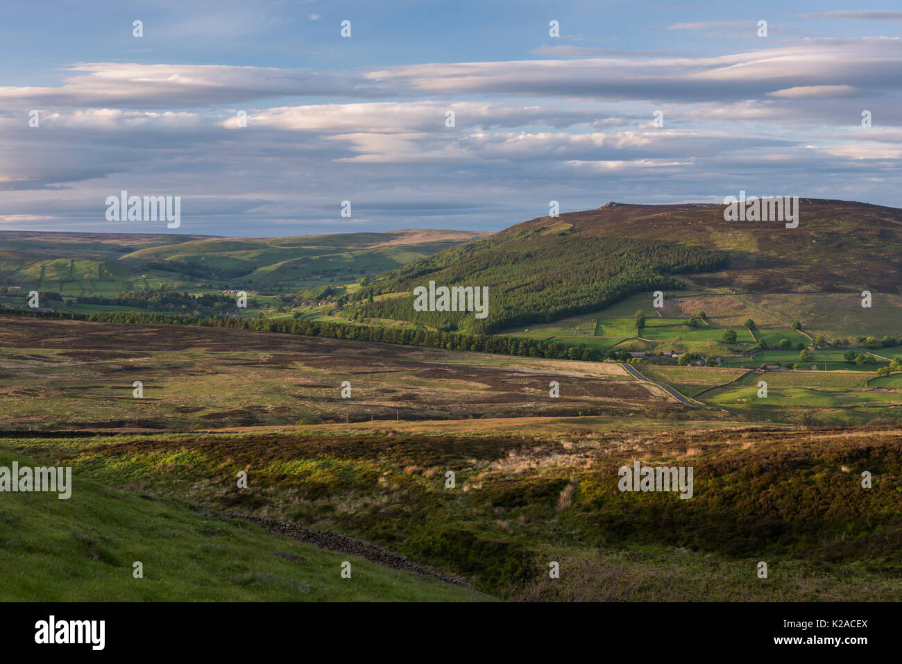 Paesaggio montano panoramico (colline ondulate della valle di Wharfedale, picco di Simon's Seat, luce del sole e ombre sulla terra, cielo blu) - Yorkshire Dales, Inghilterra, Regno Unito Foto Stock