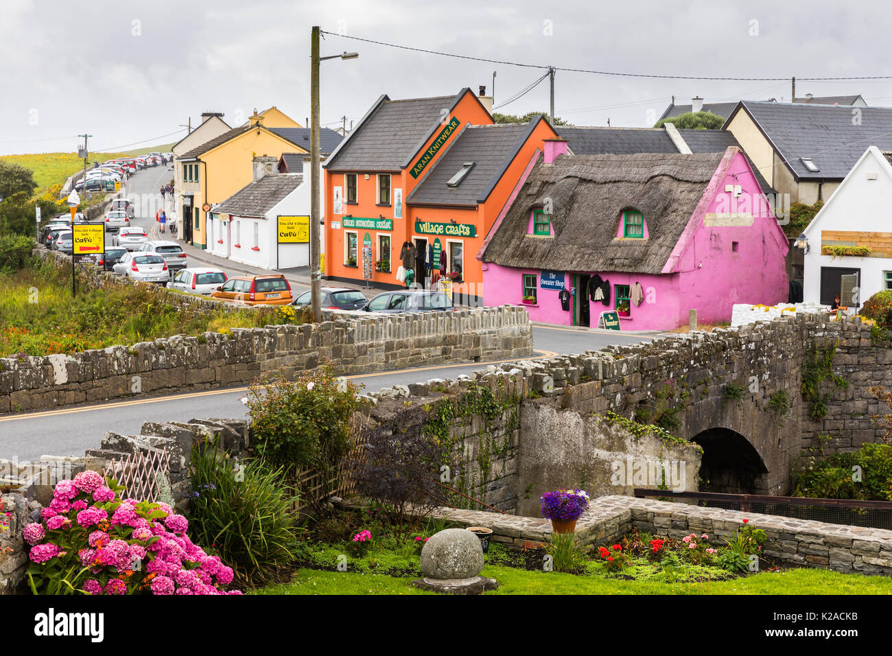 Il colorato villaggio costiero di Doolin nella contea di Clare, Irlanda
