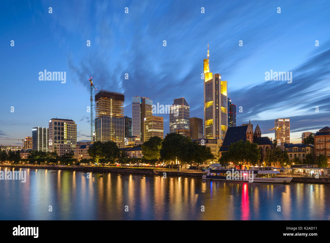 Notte di Francoforte skyline della città al quartiere degli affari, Francoforte, Germania Foto Stock