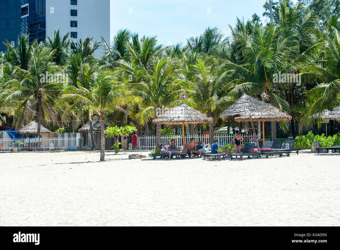 Da Nang, Danang; Spiaggia; Vietnam Viaggio;; destinazione; Southeast Asia;;; asiatici tropici; tropicale con tetto di paglia;;; Ombrello Ombrelloni; parasol; ombrelloni; cha Foto Stock