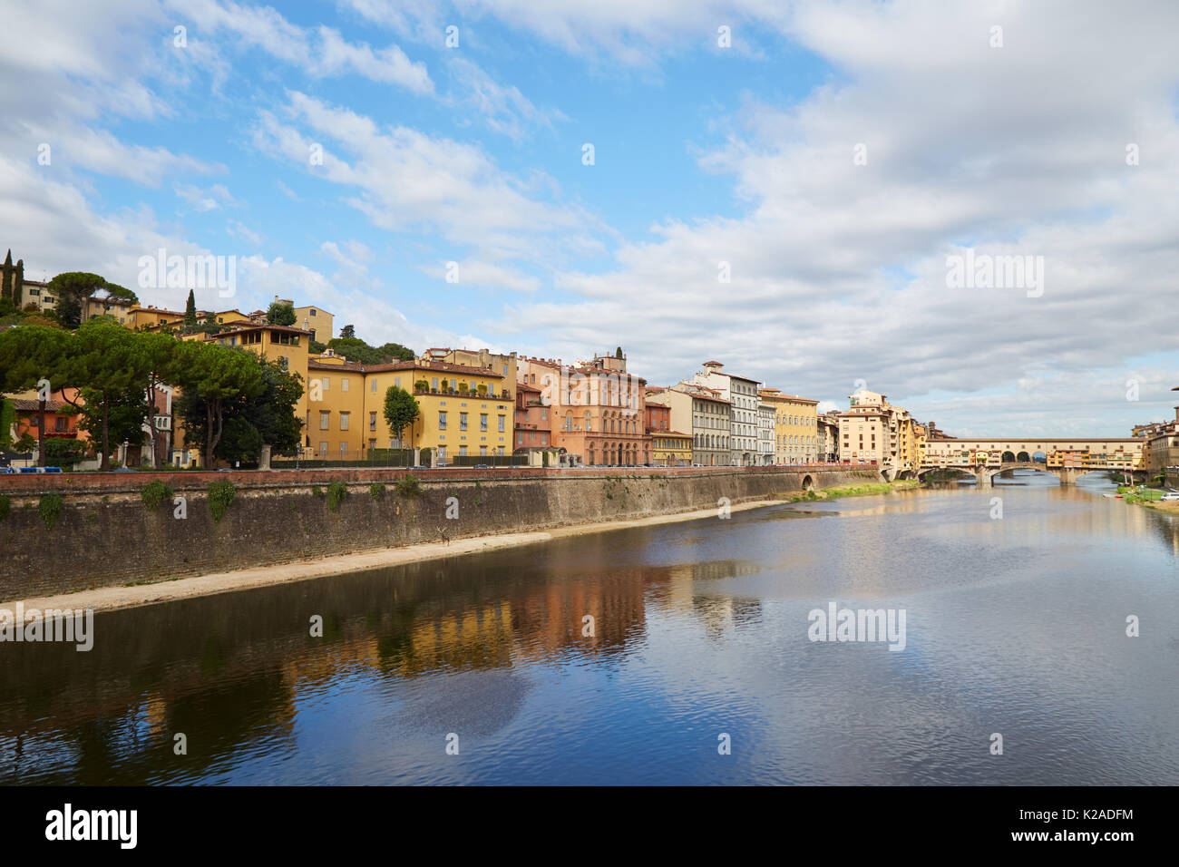 Banchine del fiume Arno e Ponte Vecchio a Firenze, Italia su un estate giornata di sole Foto Stock
