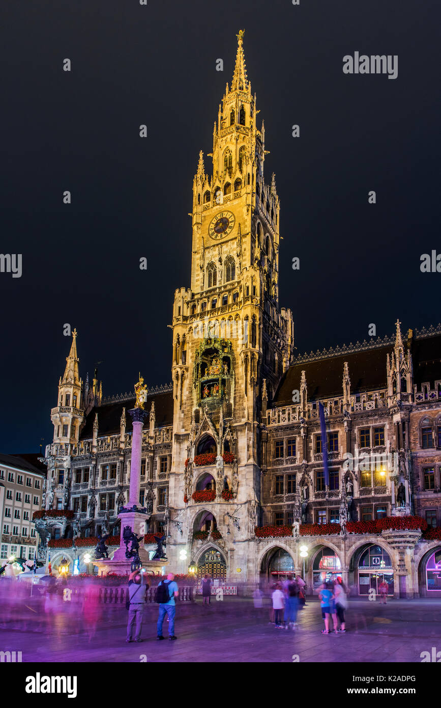 Vista notturna del nuovo municipio o Neues Rathaus, Marienplatz Monaco di Baviera, Germania Foto Stock