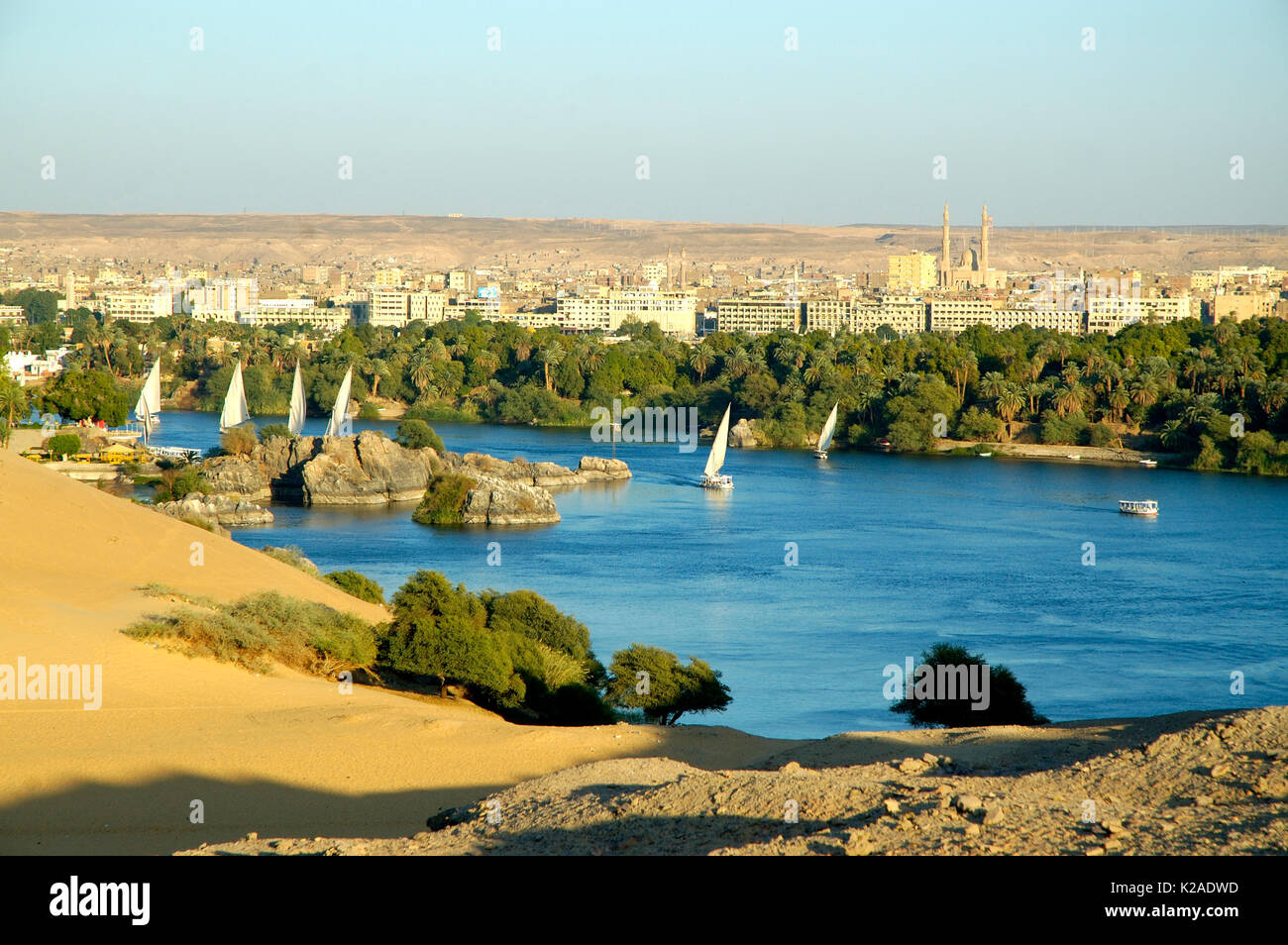 Fiume Nilo in Aswan e l'Isola Elefantina. Egitto Foto Stock