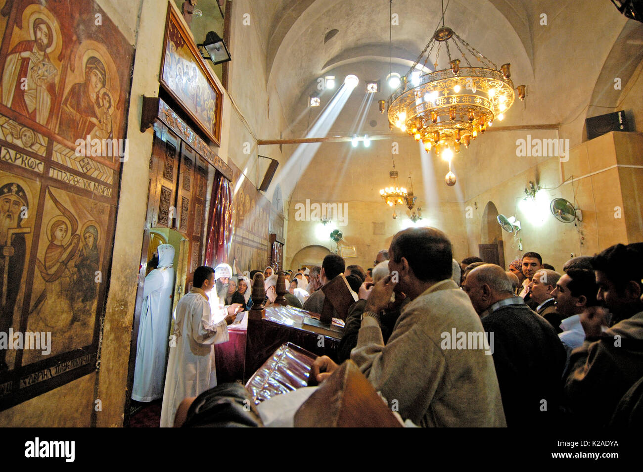 Monastero copto di San Pishoy durante la visita del Papa Shenouda III. Egitto Foto Stock