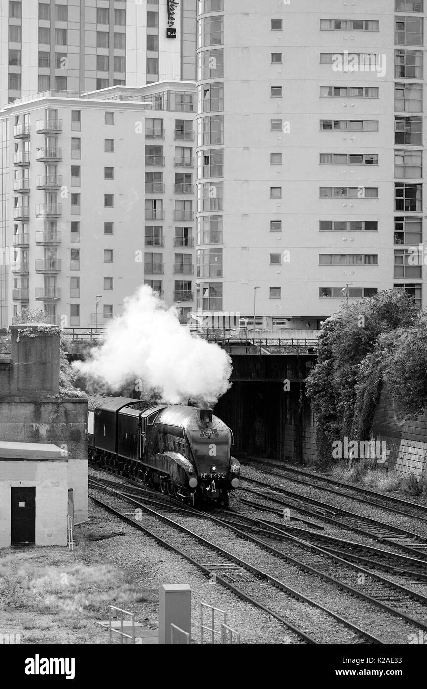 'Dominion di Nuova Zelanda' passa sotto le valli di Cardiff linea a Cardiff Queen Street e le teste verso est lungo la linea di scarico. Foto Stock