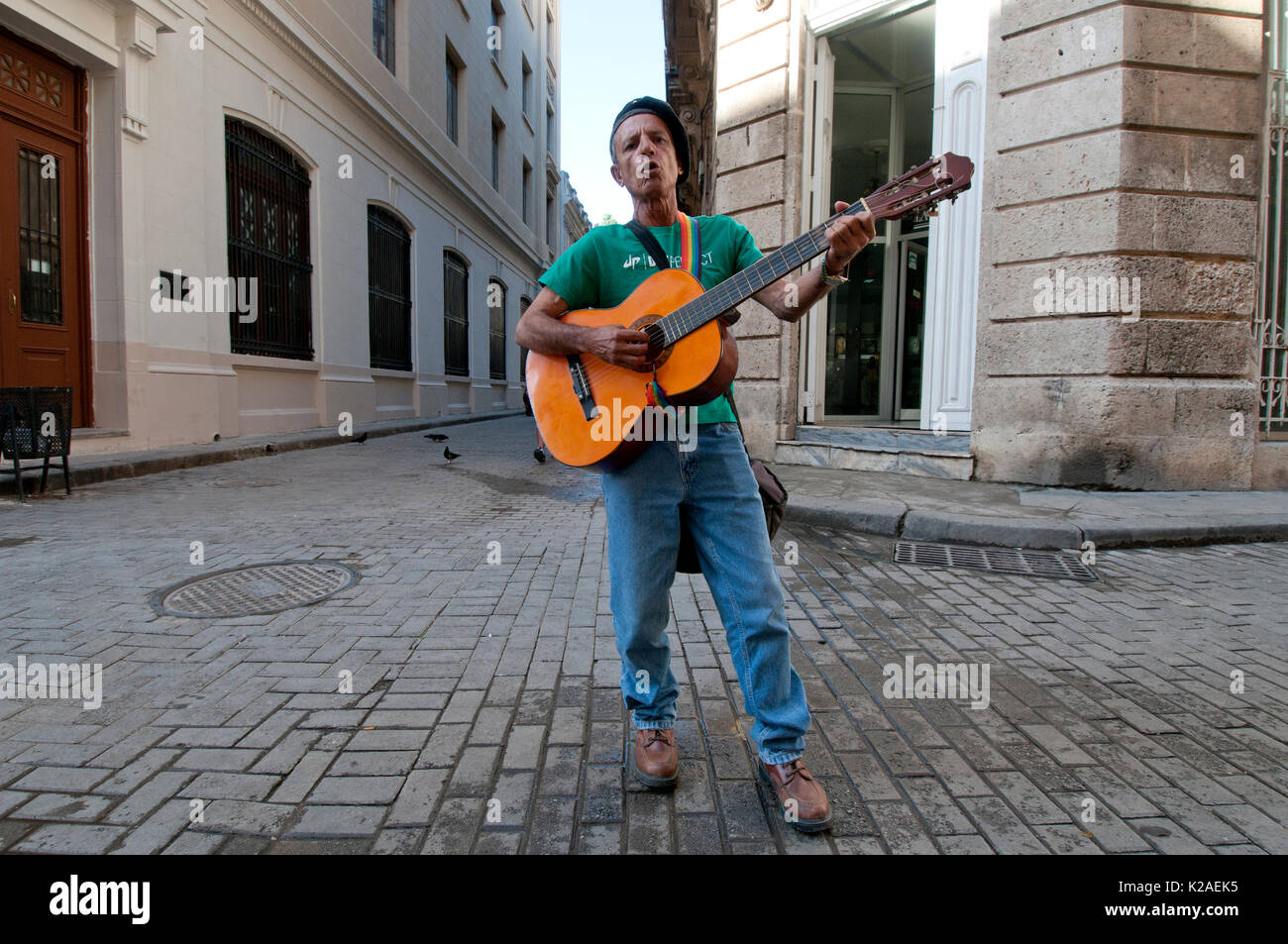 Musicista di strada con la chitarra nella città vecchia Havana Cuba Foto Stock