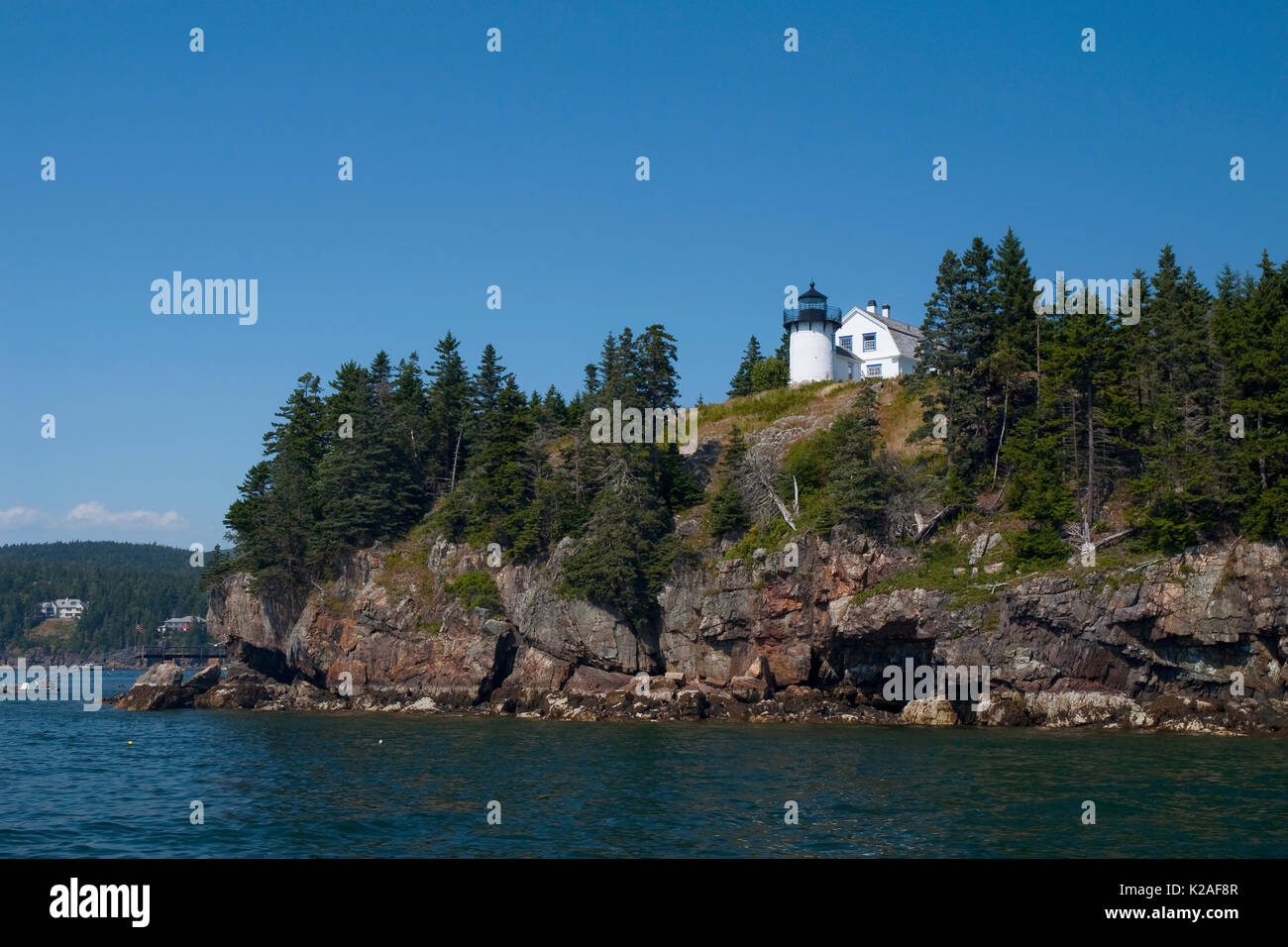 Bear Island Lighthouse siede sulla cima di scogliere rocciose come una delle isole di mirtillo palustre dal Parco Nazionale di Acadia nel Maine. Visite guidate sono previsti per visualizzare l'isola. Foto Stock