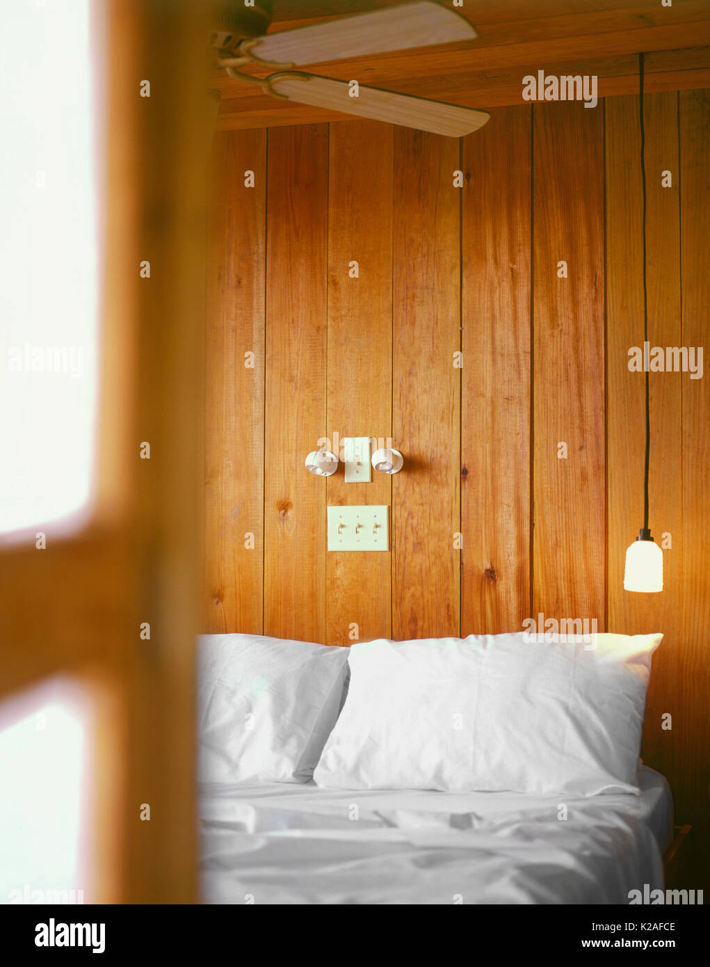 Il letto in cabina n. 5 sul Petit Byahaut resort. Petit Byahaut è un eco-turismo resort accessibile solo in barca sull'isola di Saint Vincent. Indie Occidentali. Foto Stock