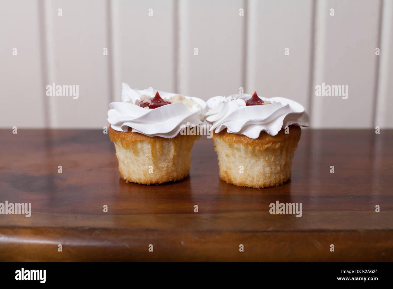 In prossimità dei due vaniglia e tortini di ciliegia Foto Stock