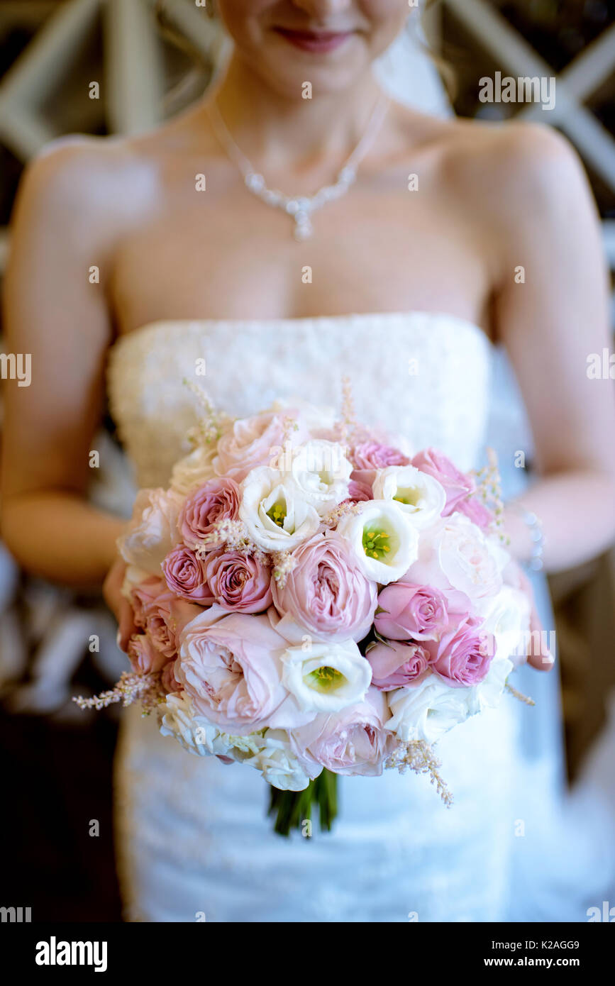 Bella Sposa è in possesso di un matrimonio bouquet colorati Foto Stock
