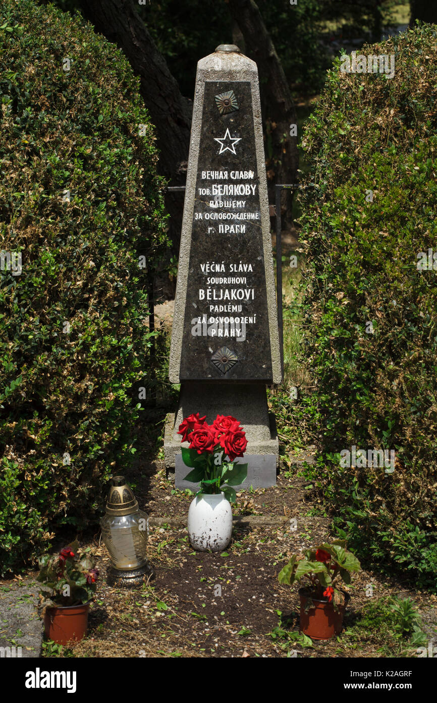 Luogo di sepoltura del soldato sovietico Belyakov (anche ortografato come Belyak) su Loretánské Square a Praga, Repubblica Ceca. La persona che è stata sepolta qui probabilmente è morto nel maggio 1945 durante la liberazione di Praga negli ultimi giorni della Seconda Guerra Mondiale. I suoi resti furono successivamente reburied sul terreno della guerra sovietica Memorial presso il Cimitero di Olšany. Secondo la dubbia dopo-guerra ricerca la persona era identificated come Mikhail Belaykov, che era nato nel 1926 e servita nell'Armata Rossa durante l ultimo anno della Seconda Guerra Mondiale. Mikhail Belaykov scomparso nel maggio 1945 ed è stato rivendicato la persona mancante. Foto Stock