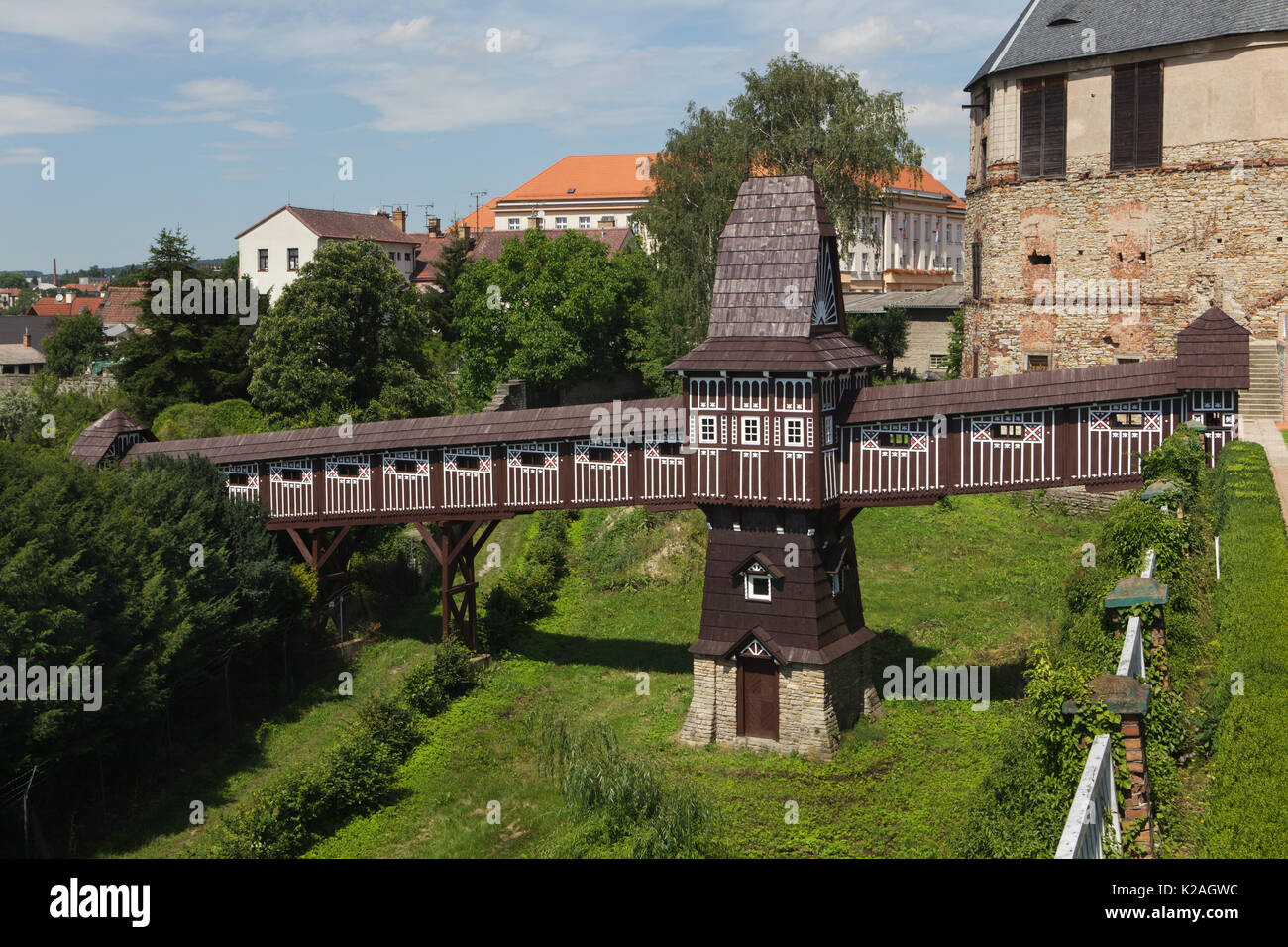 Ponte di legno progettato dall architetto slovacca Dušan Jurkovič unendo due parti del giardino del castello di Nové Město nad Metují in Boemia orientale, Repubblica Ceca. Foto Stock