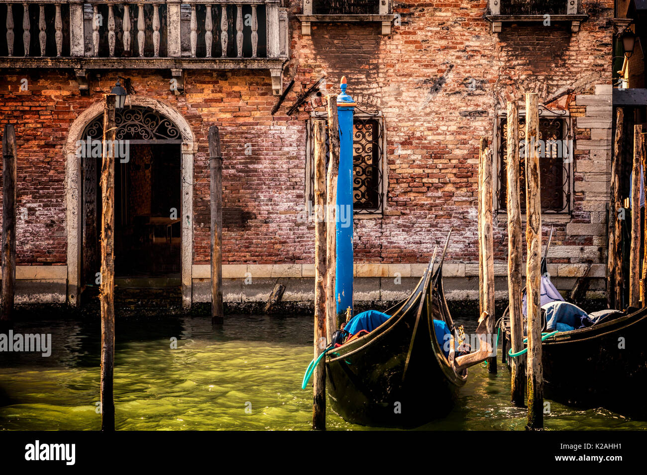 Weathered facciata di edificio a Venezia, Italia Foto Stock