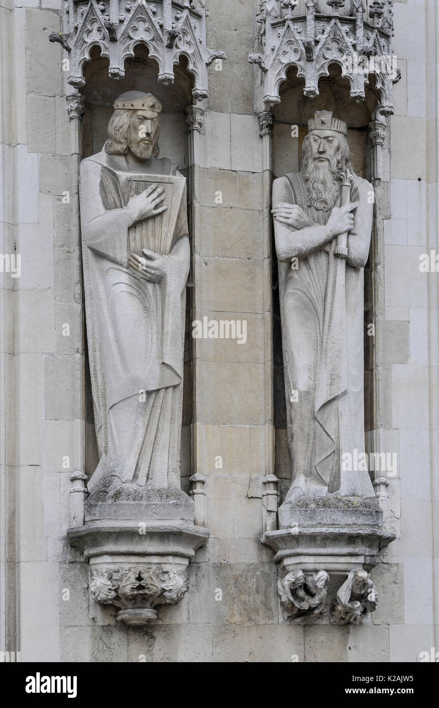 Pietra scolpita figure storiche nella facciata del stadhuis in piazza burg nella città medievale di Brugge / bruges nelle Fiandre occidentali, Belgio Foto Stock