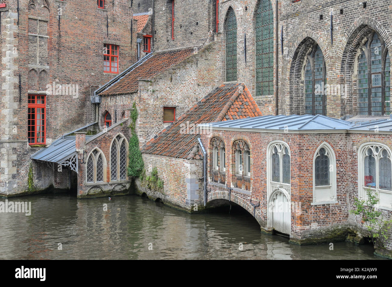Il vecchio ospedale di San Giovanni, un undicesimo secolo ospedale al lato di un canale nel west flanders città di Brugge / Bruges, Belgio Foto Stock
