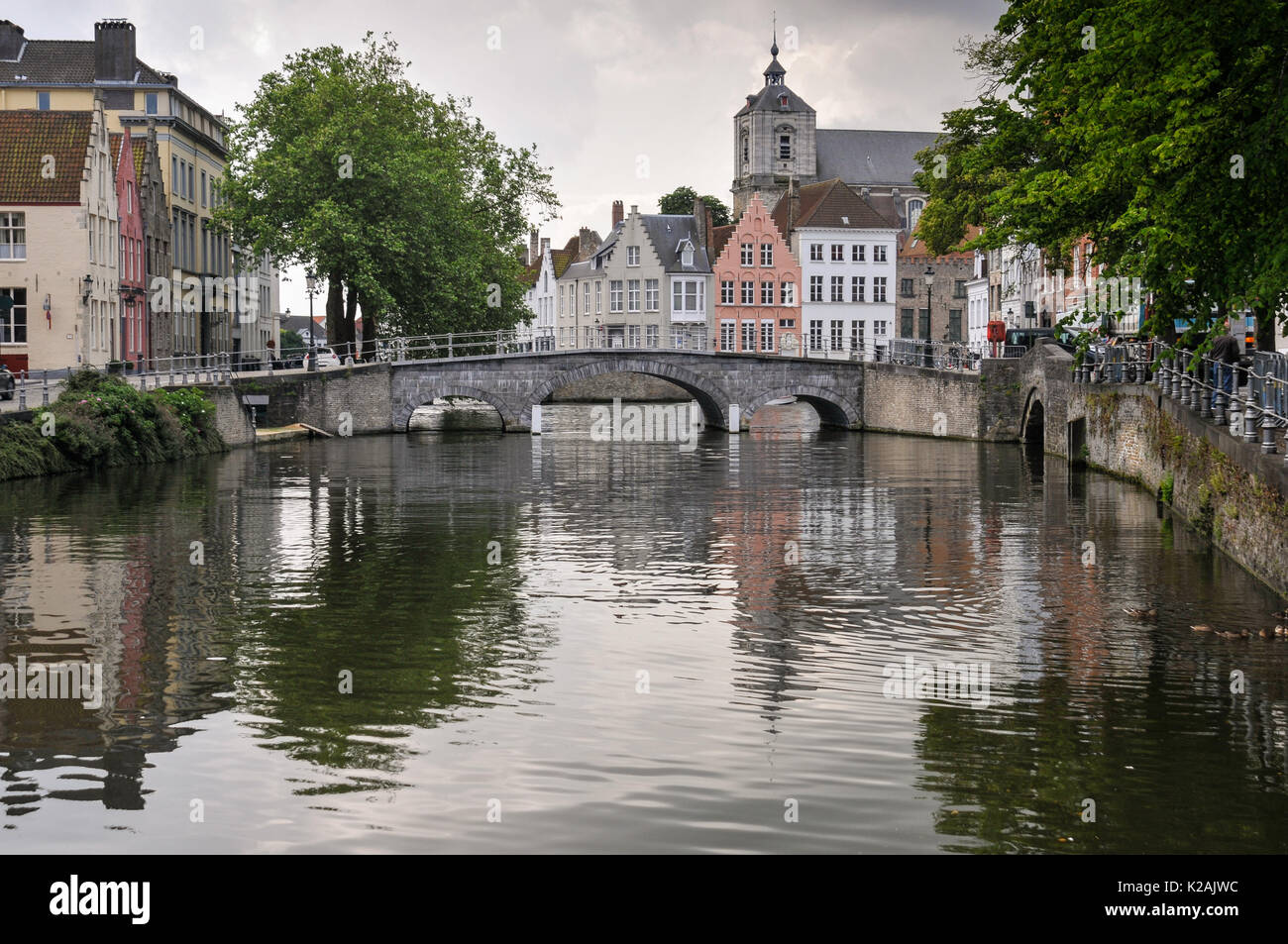 Una vista tranquilla di un canale nella città medievale di Brugge / bruges nelle Fiandre occidentali, Belgio Foto Stock