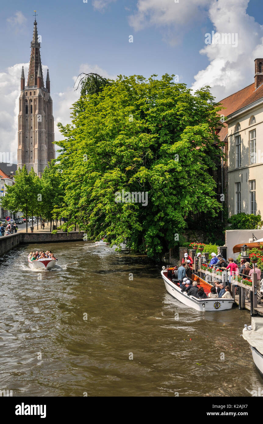 Una barca di turisti presso il molo sul dijver canal nella città medievale di Brugge / bruges in Fiandra occidentale in Belgio Foto Stock