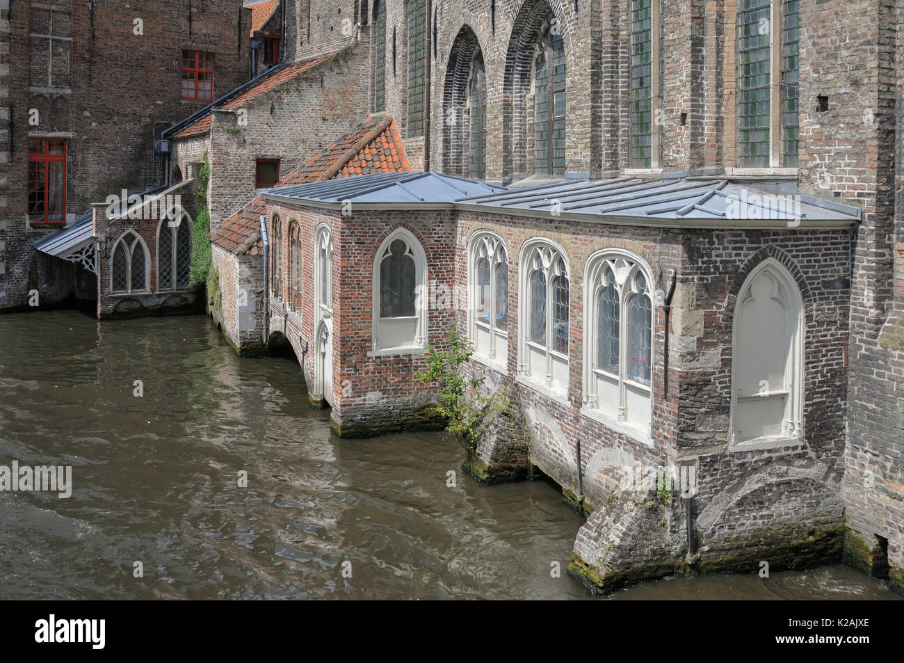 Il vecchio ospedale di San Giovanni, un undicesimo secolo ospedale al lato di un canale nel west flanders città di Brugge / Bruges, Belgio Foto Stock