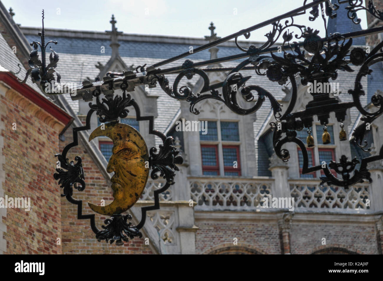 Un golden Half moon simbolo su di una staffa per il montaggio a parete nella zona del museo della città medievale di Bruges / Bruges in Belgio Foto Stock