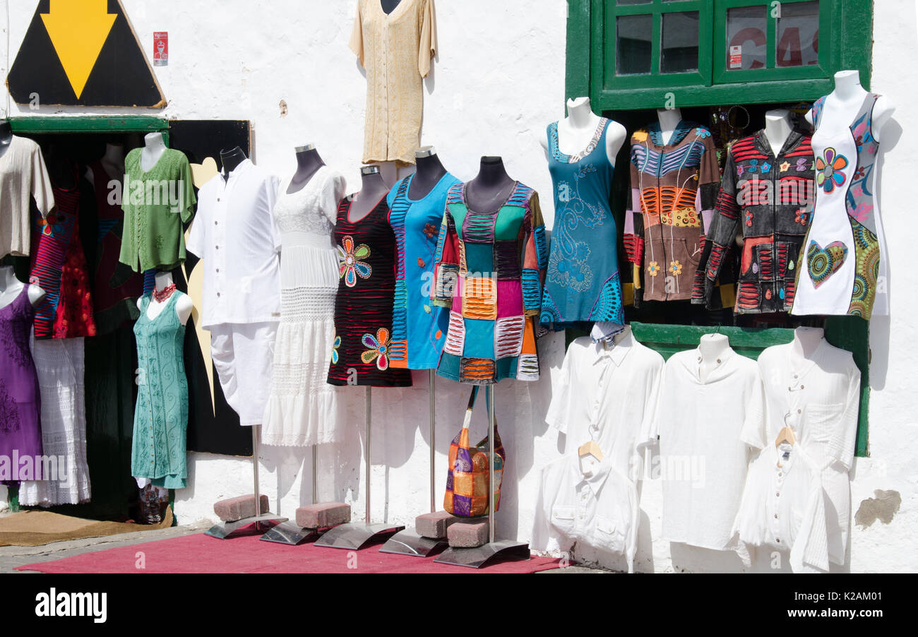 Abbigliamento colorato al di fuori di un negozio di Lanzarote isole Canarie  Foto stock - Alamy