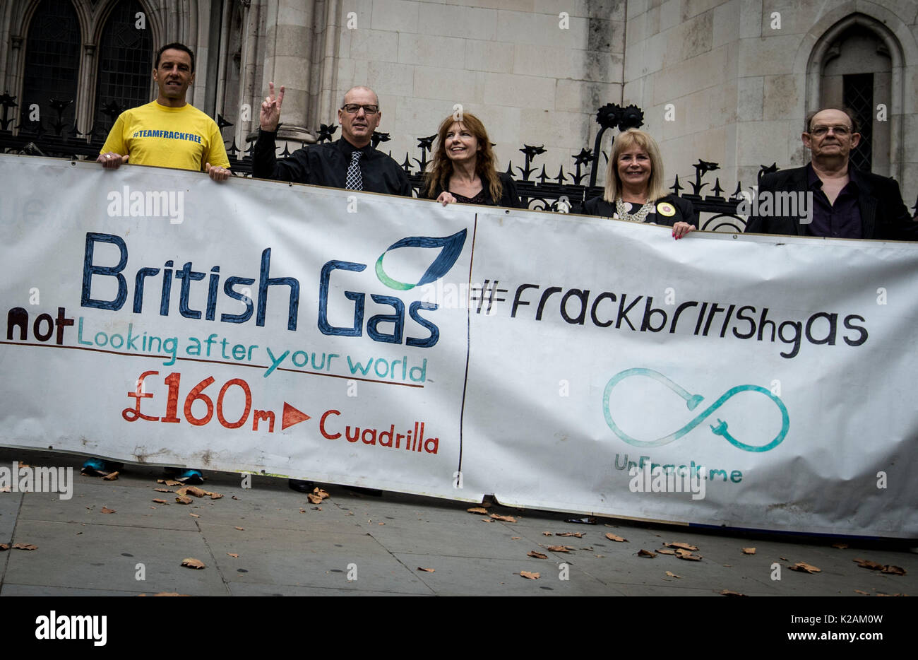 Gli attivisti combattono per rovesciare la decisione del governo di approvare un sito fracking a Preston New Road in Lancashire al di fuori della Royal Courts of Justice di Londra dove gli ultimi round del loro battaglia legale sta avendo luogo. Foto Stock