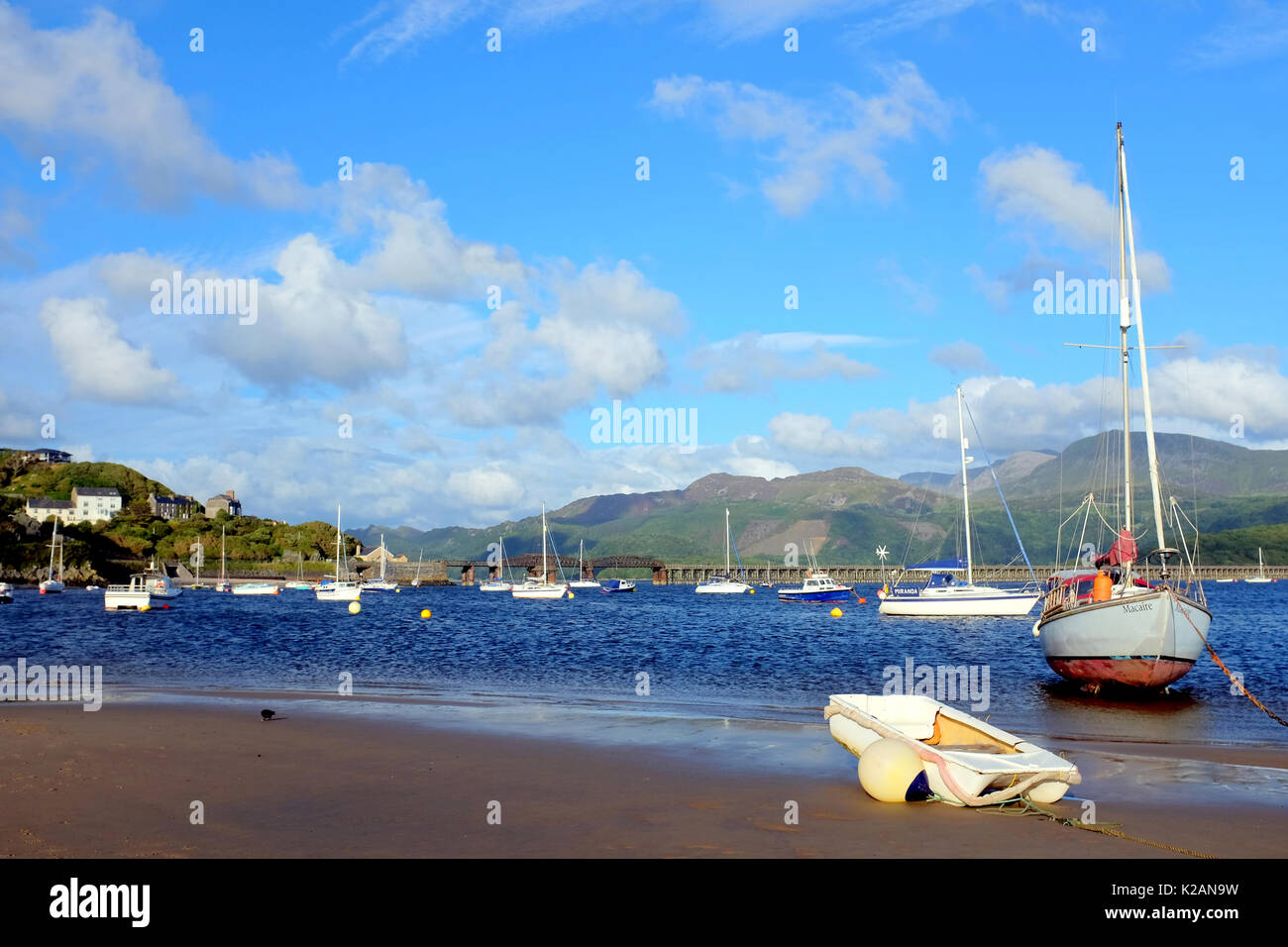 Blaenau Ffestiniog, Wales, Regno Unito. Il 31 luglio 2017. Il porto con il ponte della ferrovia e il Cader Idris mountain range in background su breezy serata al Barmo Foto Stock