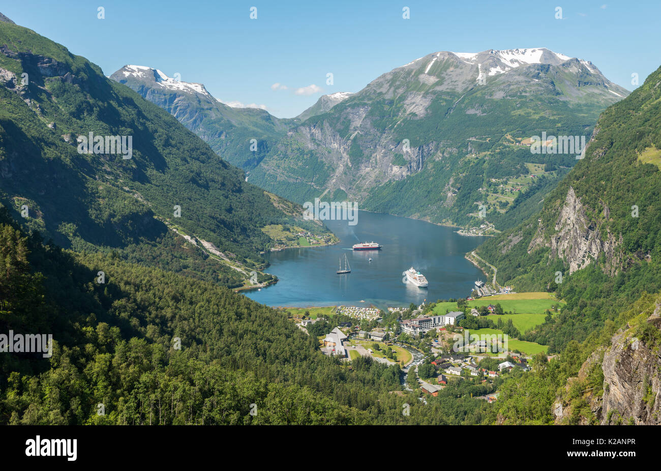 Camping barca a vela e la nave cruis in il famoso Fiordo di Geiranger in Norvegia Foto Stock