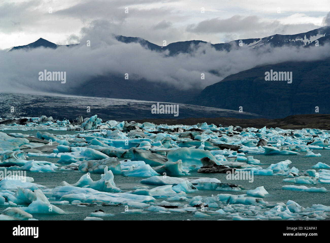 Iceberg galleggianti nel lago glaciale di Jokulsarlon - Islanda Foto Stock
