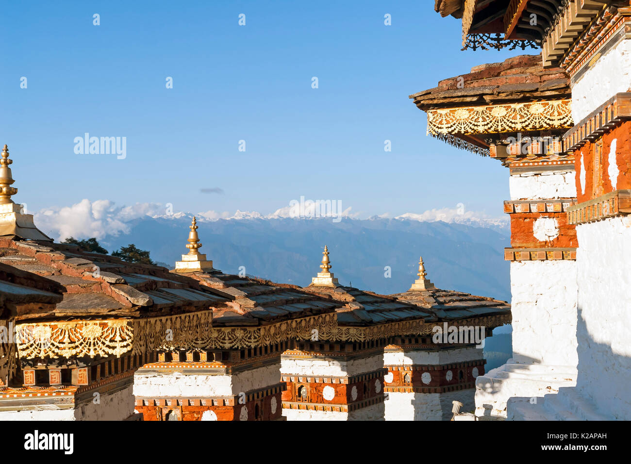 Tramonto sul Dochula Pass con Himalaya in background - Bhutan Foto Stock