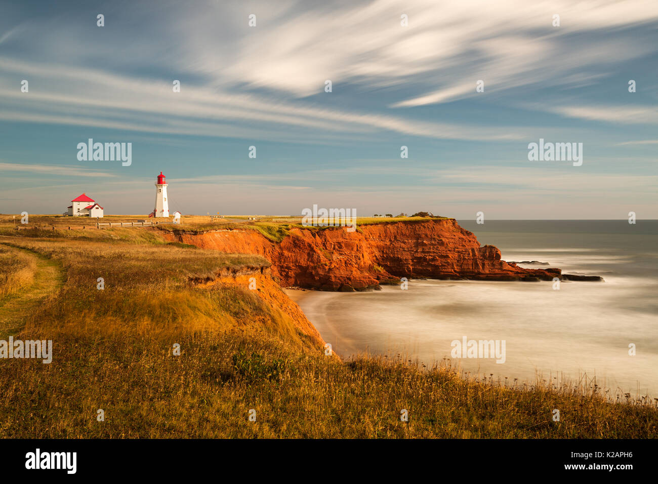 Una lunga esposizione al golden ora del l'Anse-à-la-Cabane faro in Havre-Aubert sulle isole della Maddalena, Québec ---- esposizione lente à l'heure dorée Foto Stock