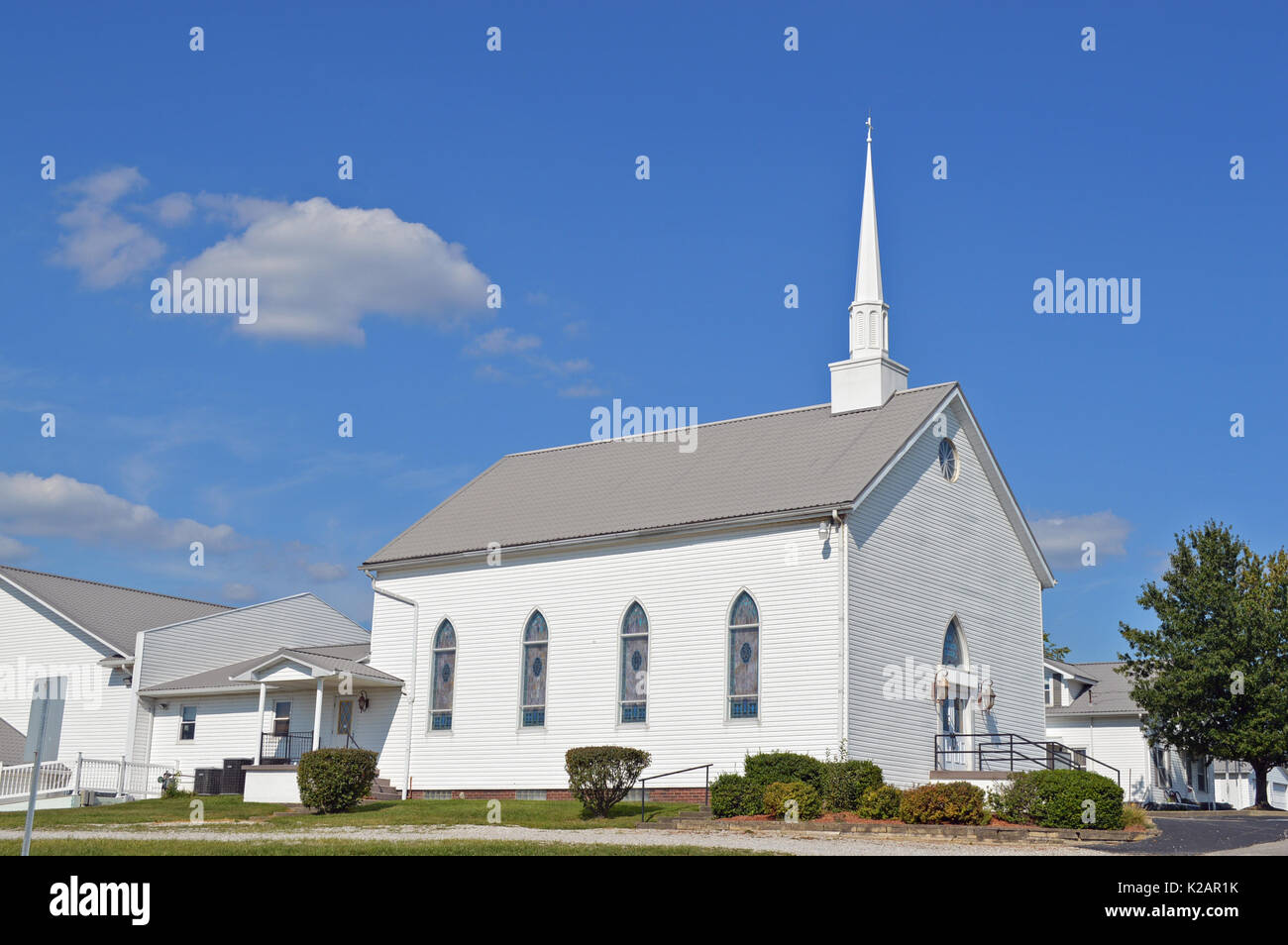 Paese chiesa sotto un profondo cielo blu Foto Stock