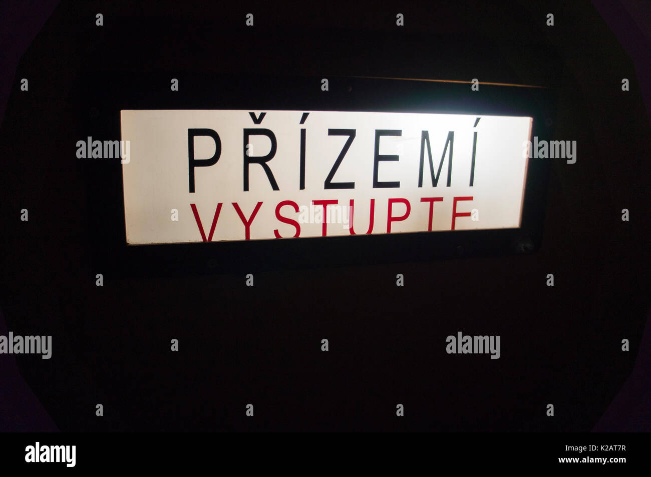 Praga Lucerna, sollevamento paternoster, PIANO TERRA USCIRE Foto Stock