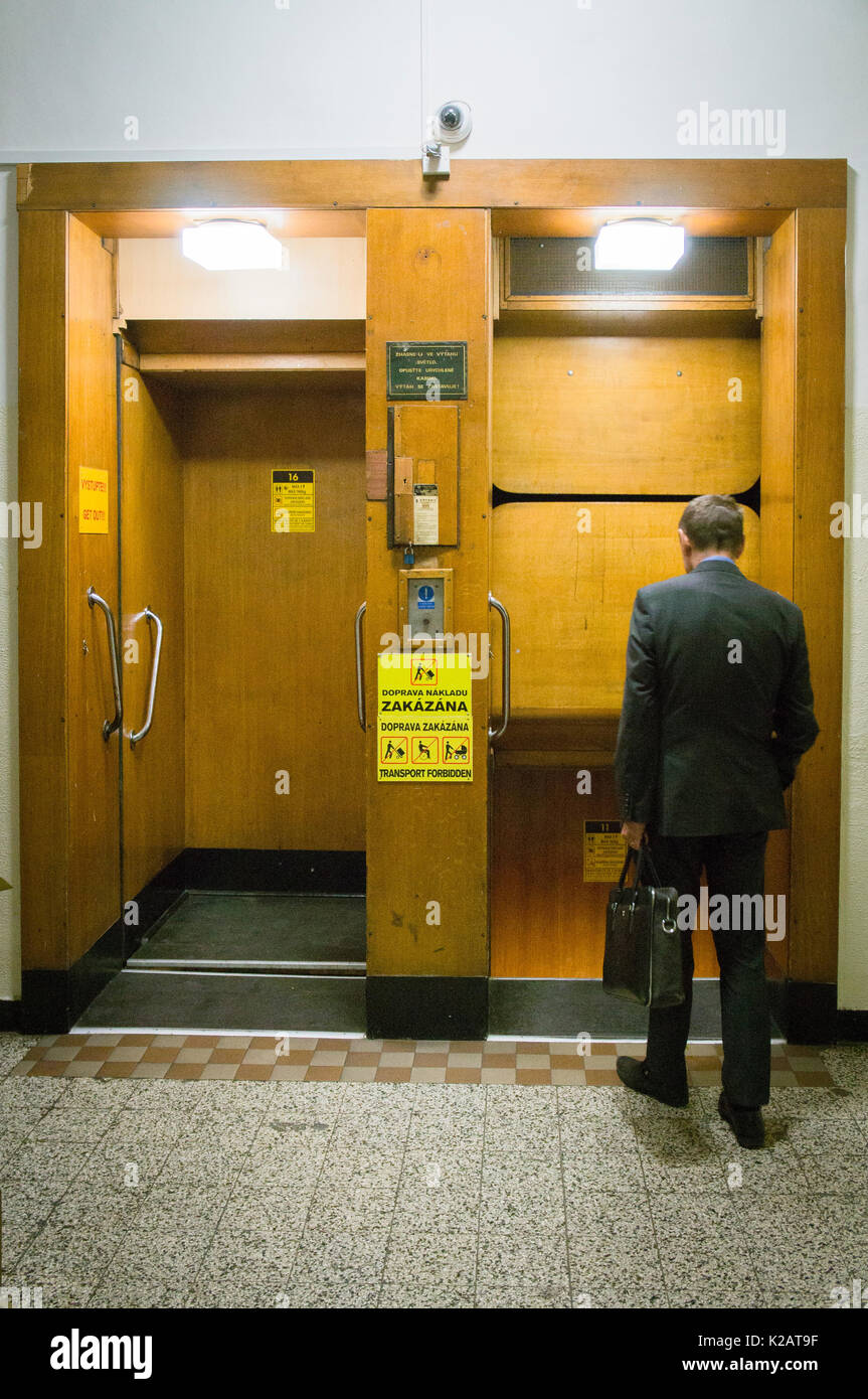 Praga Lucerna, paternoster lift Foto Stock