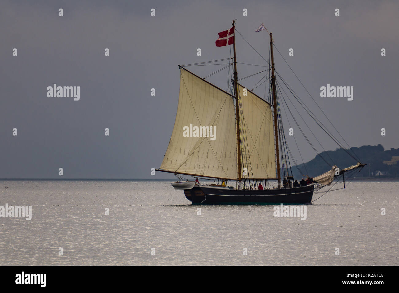 Goletta danese a vela nel fiordo di Vejle, Vejle, Danimarca, 24 giugno 2017 Foto Stock