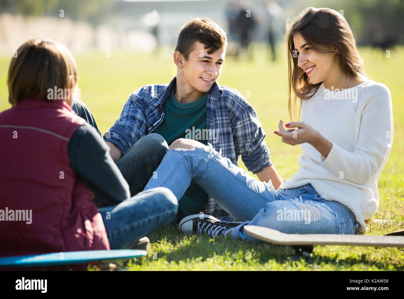 Tre ragazzi spagnoli appendere fuori all'aperto e discutere di un argomento Foto Stock