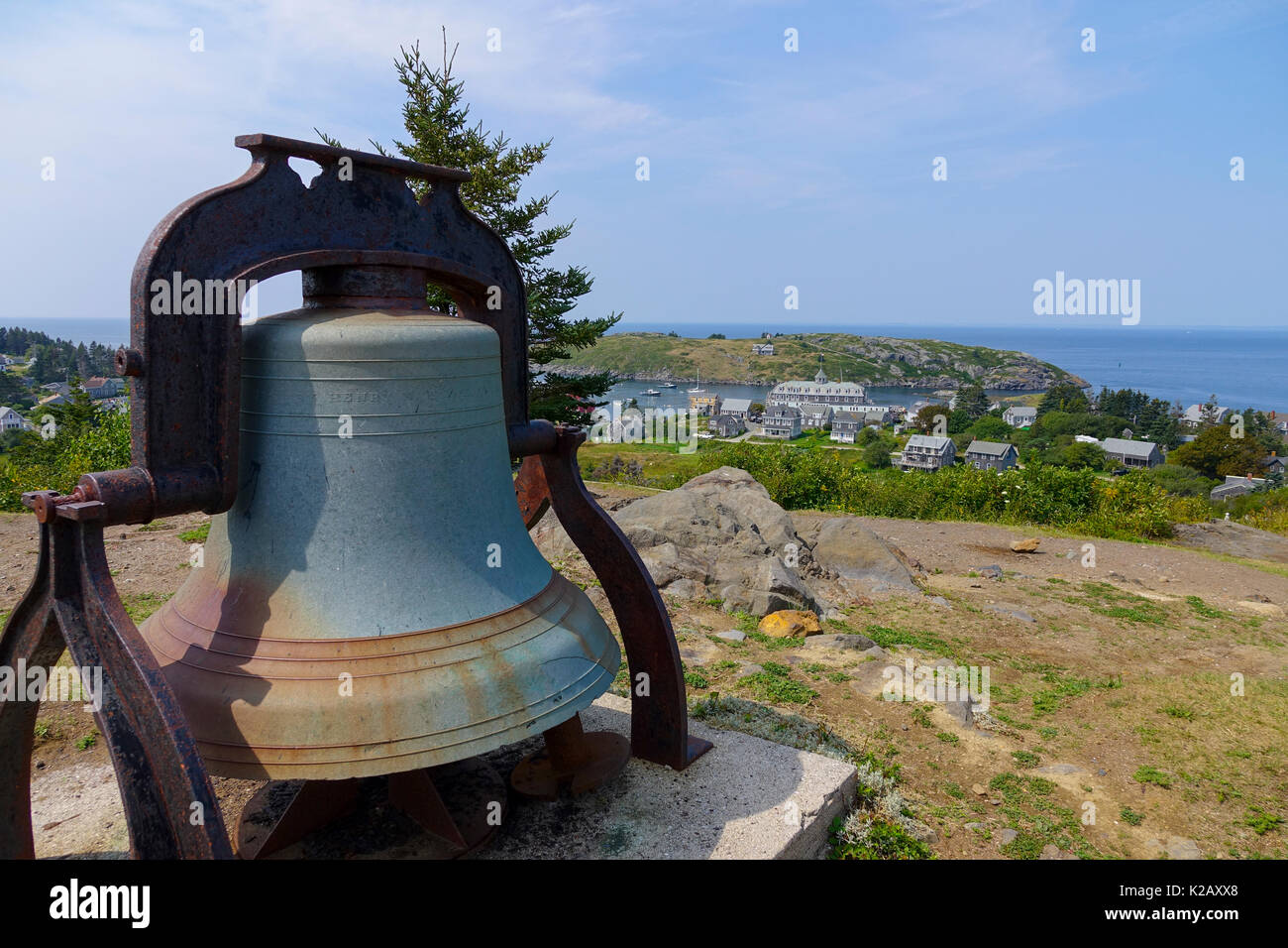 Stati Uniti Maine ME Monhegan Island vista del centro della città dal faro antinebbia vecchia campana in primo piano Foto Stock