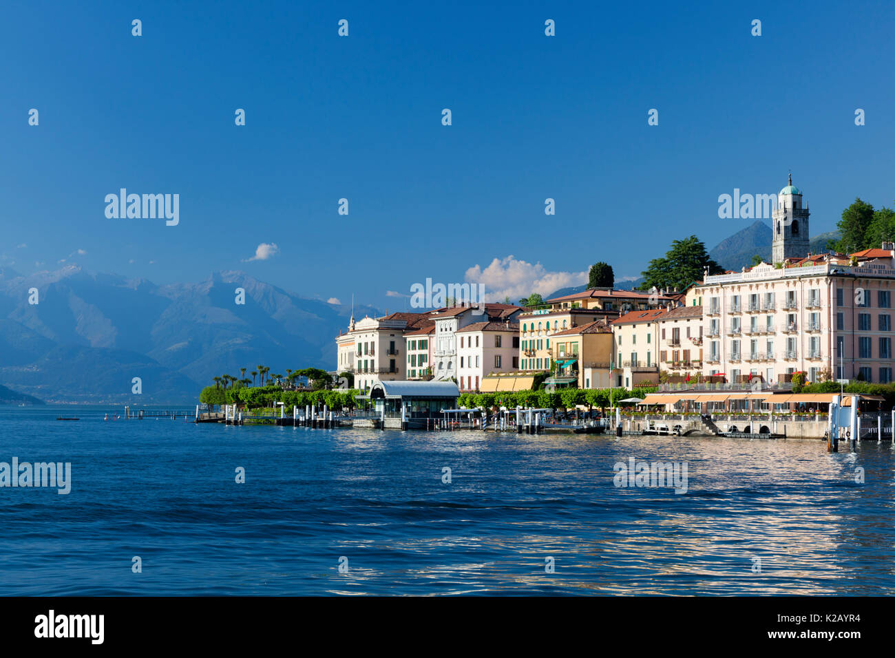 Una vista di Bellagio waterfront e dal lago di Como in Lombardia, Italia. Foto Stock