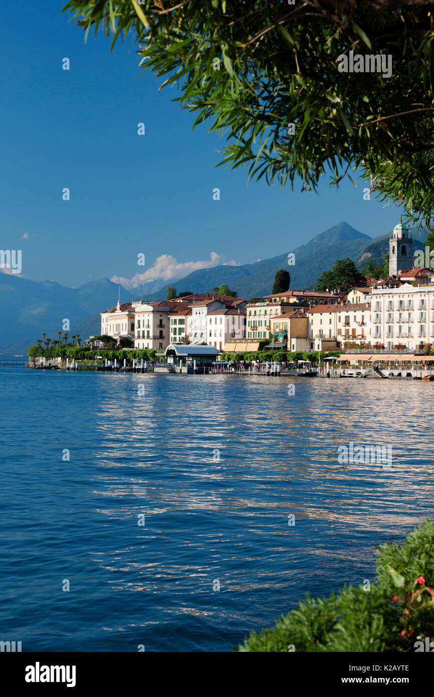 Vista di Bellagio dalla riva del lago di Como in Lombardia, Italia. Foto Stock