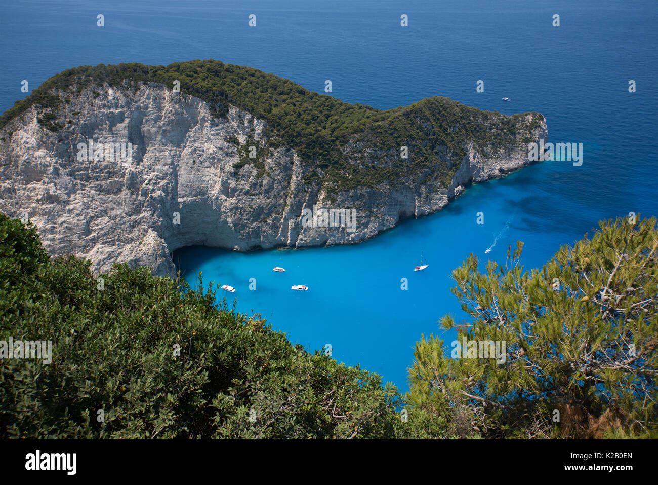 Barche ormeggiate alla spiaggia del relitto, sull'isola di Zante, in Grecia Foto Stock