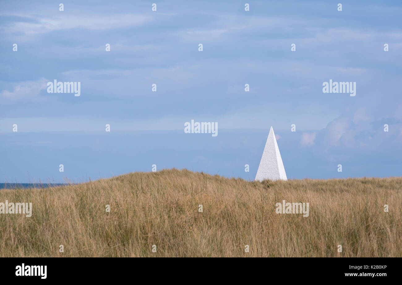 La Gran Bretagna è prima segnalazione bianco, piramide di mattoni per la navigazione marittima costruito 1810 a Emmanuel Testa, Lindisfarne, Northumberland, England, Regno Unito Foto Stock