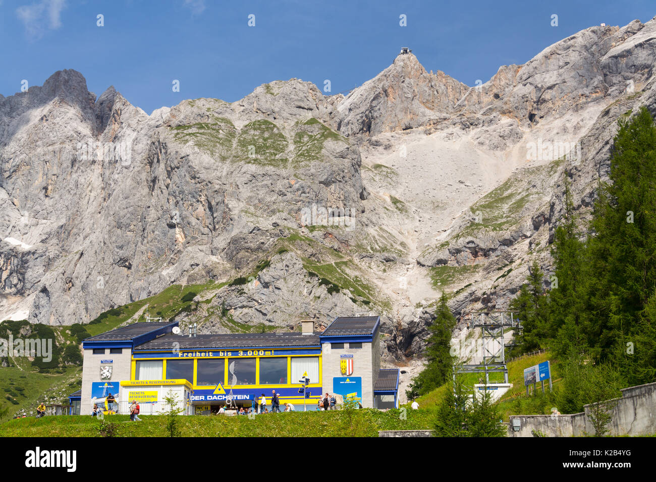 RAMSAU AM DACHSTEIN, Austria - 17 agosto: turisti davanti alla stazione inferiore della funivia di Dachstein il 17 agosto 2017 a Schladming, Austria. Foto Stock