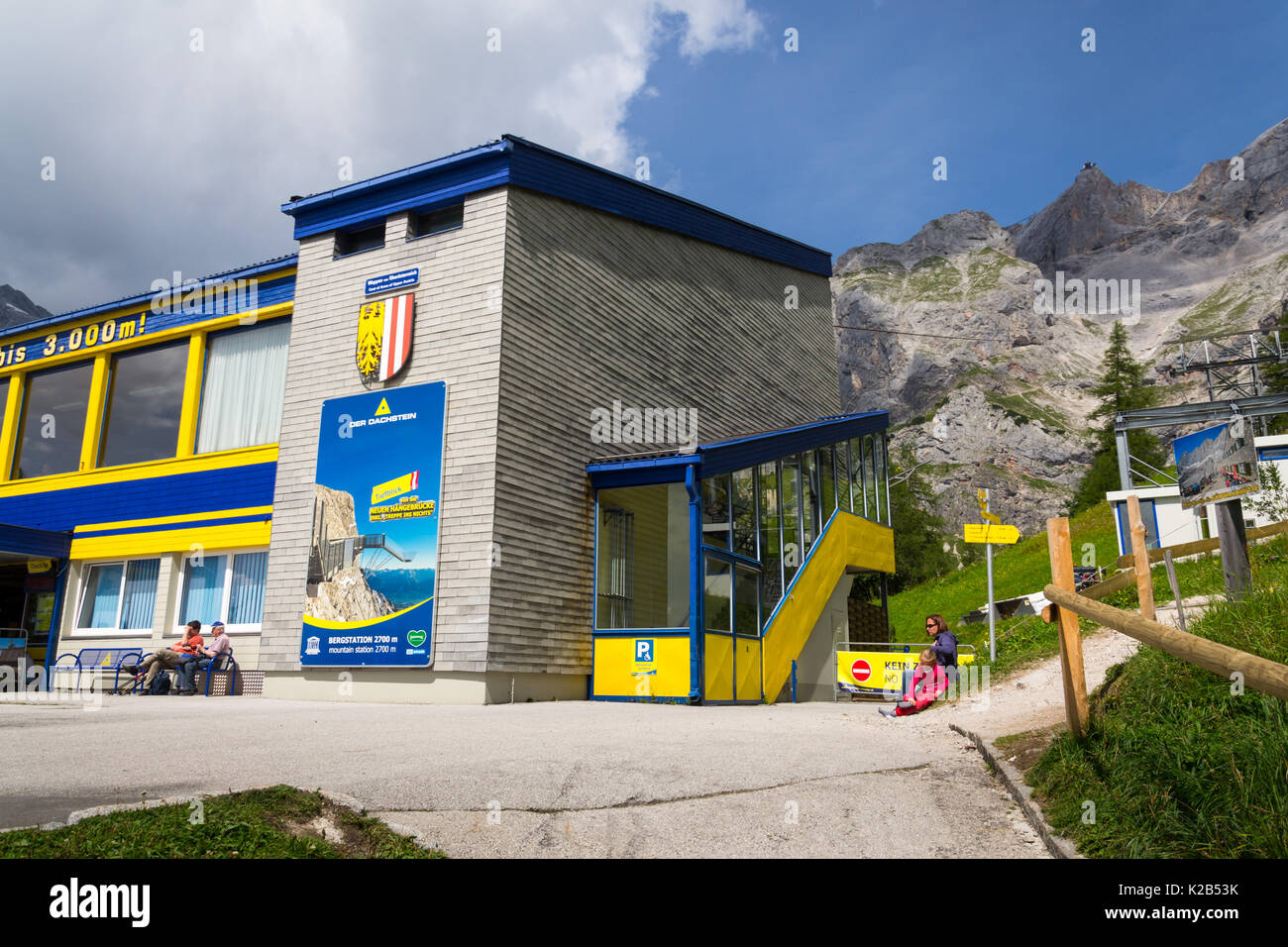 RAMSAU AM DACHSTEIN, Austria - 17 agosto: turisti davanti alla stazione inferiore della funivia di Dachstein il 17 agosto 2017 a Schladming, Austria. Foto Stock