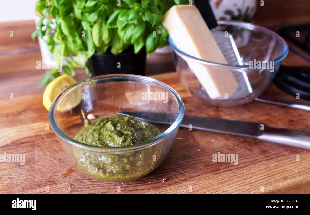 Rendendo home italiani fatte il pesto con basilico formaggio parmigiano aglio e pinoli con olio di oliva Foto Stock